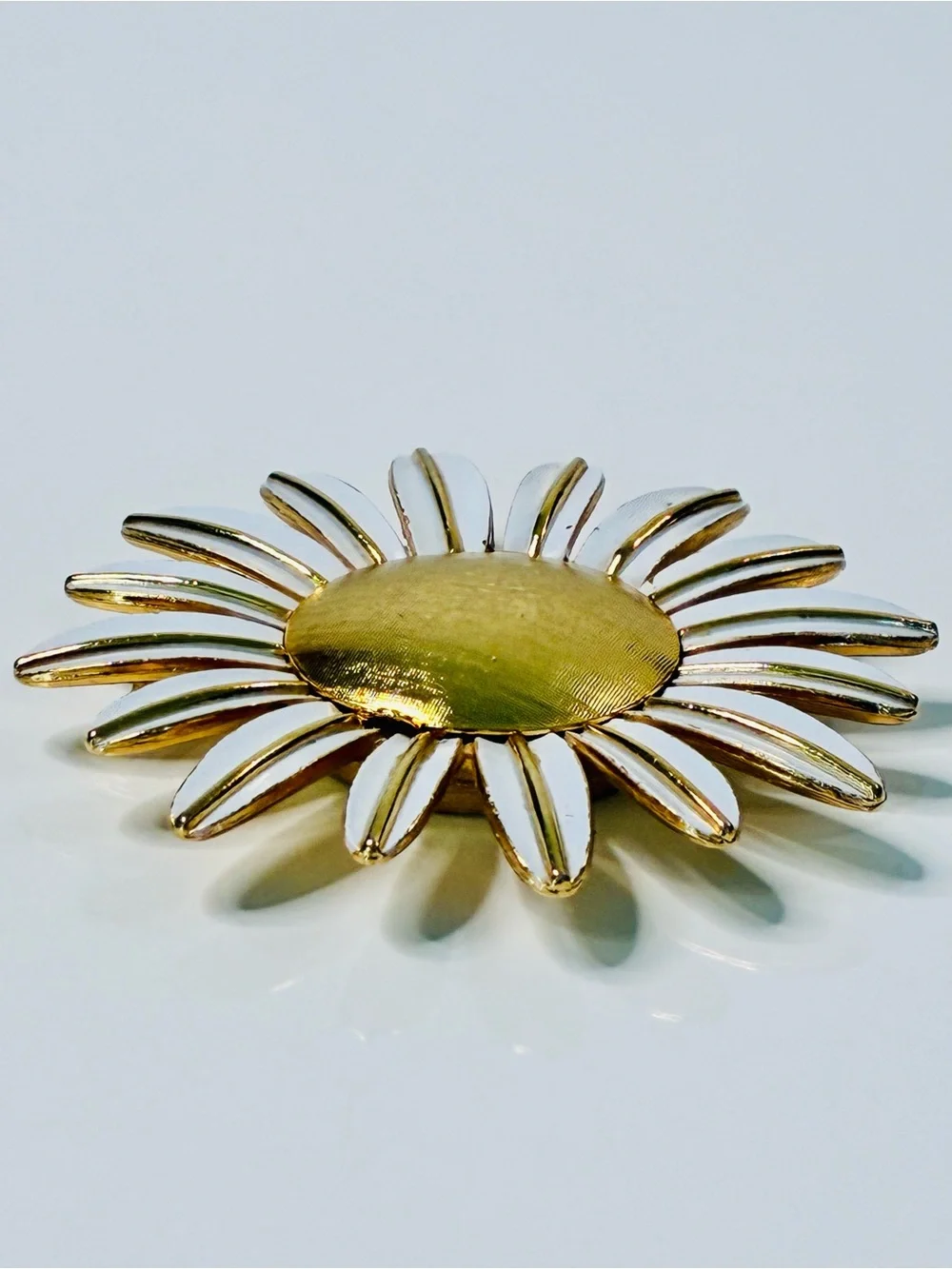 VTG Avon White and Gold PERFUME Gerber Daisy Flower Brooch MCM Retro Summertime